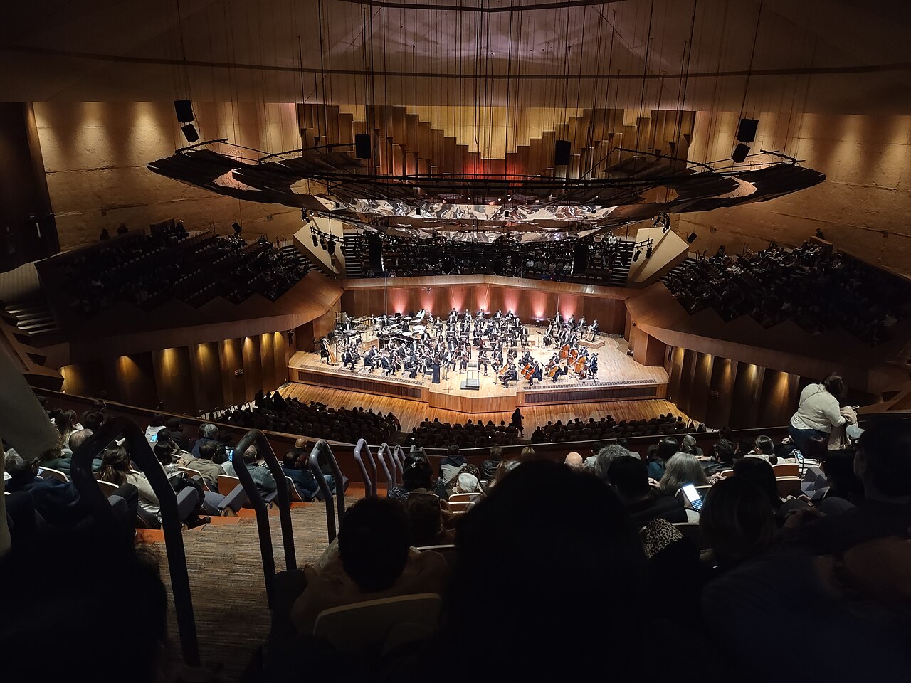 Interior de la Sala Nezahualcóyotl con la Orquesta Sinfónica de Minería durante el programa "La Dolce Vita", homenaje a la música para cine de compositores italianos