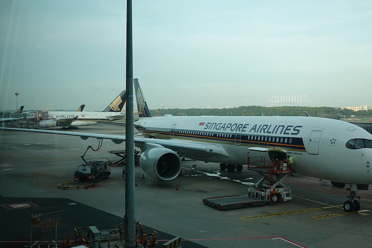 Singapore Airlines A350 and A380 at terminal 3 in Changi Airport