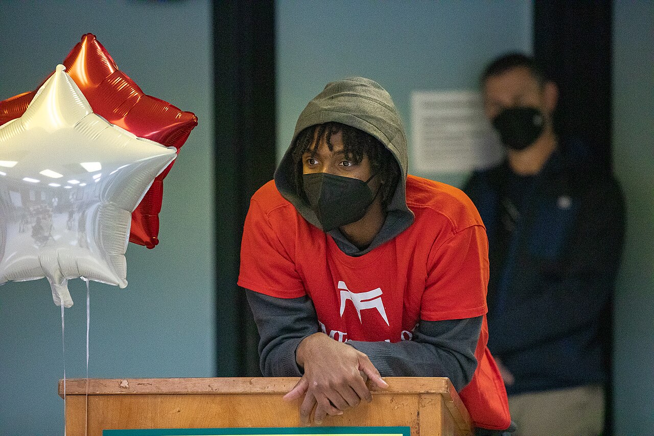 Tyrese Maxey speaks with students at Richard Wright Elementary School