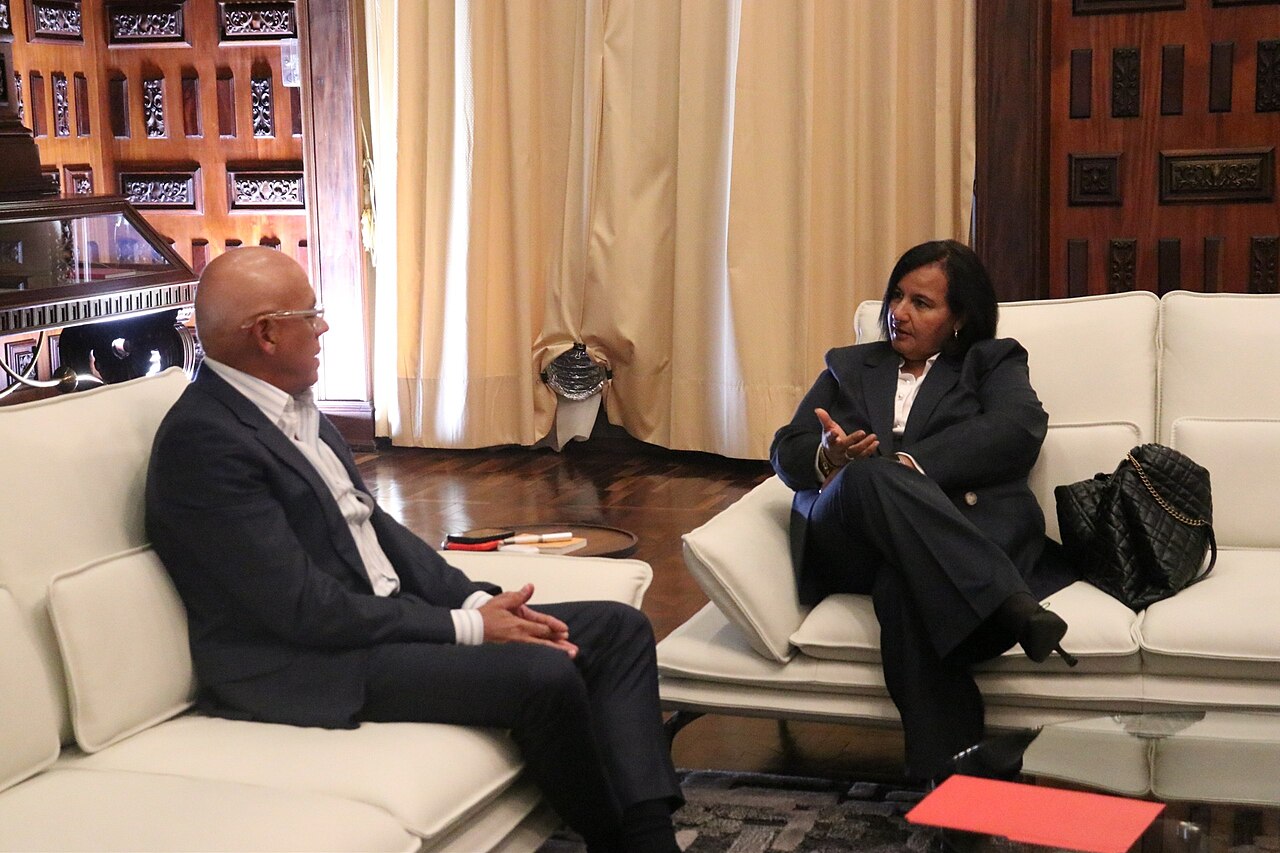 Jorge Rodríguez y Dinorah Figuera durante el primer acercamiento entre el gobierno venezolano y la oposición, en Caracas, el 18 de junio de 2026.