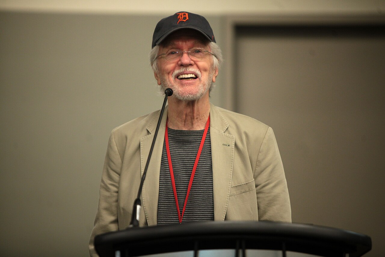 Tom Skerritt speaking at the 2014 Phoenix Comicon Fan Fest at the University of Phoenix Stadium in Glendale, Arizona. Please attribute to Gage Skidmore if used elsewhere.