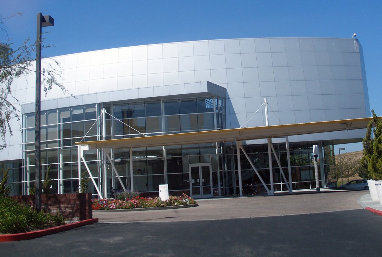 The entrance lobby of the Googleplex , Google 's headquarters in Mountain View .