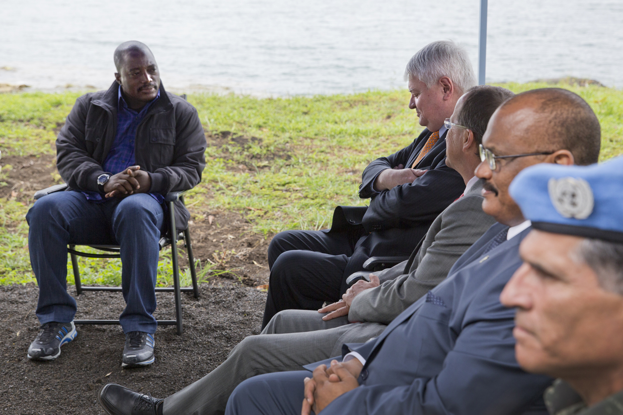 Le Président Joseph Kabila (à gauche) rencontre sur la rive du Lac Kivu à Goma le Secrétaire général adjoint de l’ONU pour les Opérations de maintien de la paix, Hervé Ladsous ; le Représentant spécial du Secrétaire général de l’ONU en R.D.